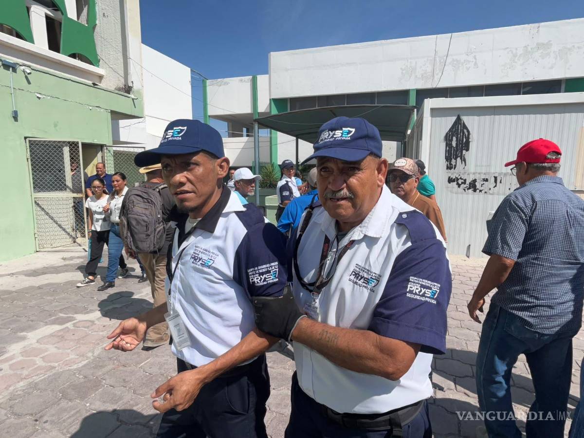 $!Durante la protesta se registraron empujones y un enfrentamiento entre derechohabientes y personal de seguridad.