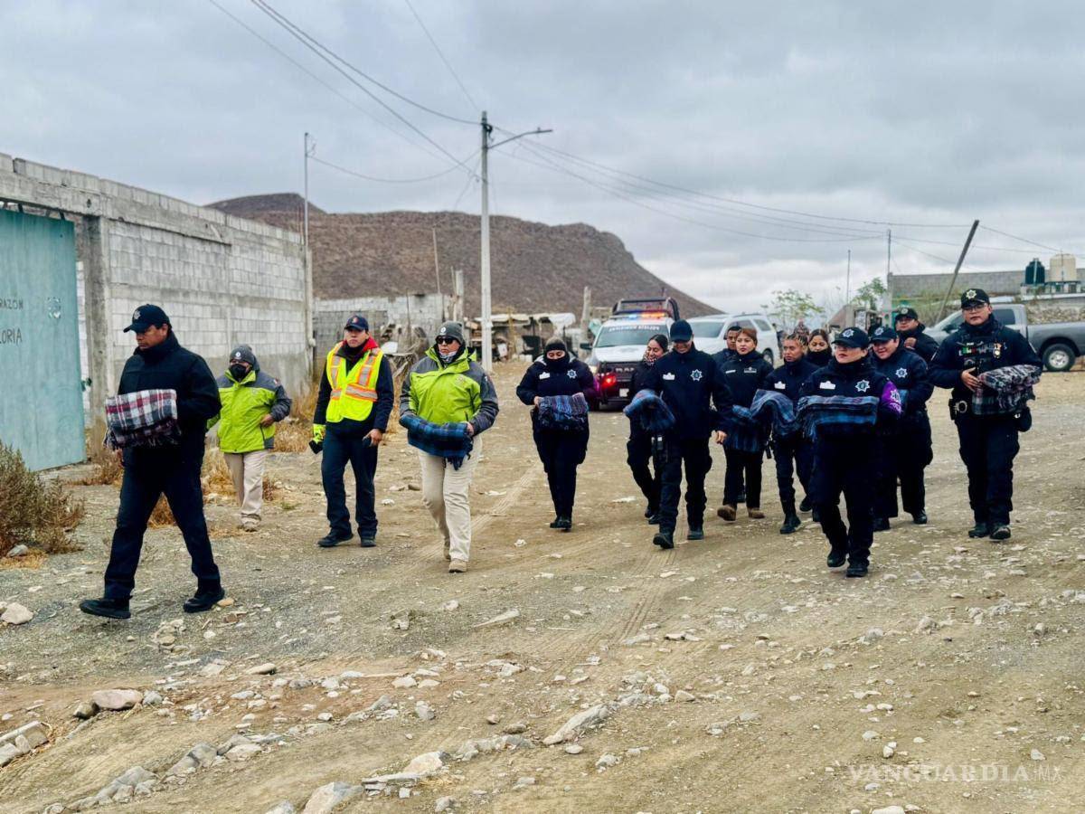 $!Elementos de la Comisaría de Seguridad también recorrieron colonias de la periferia entregando cobijas.
