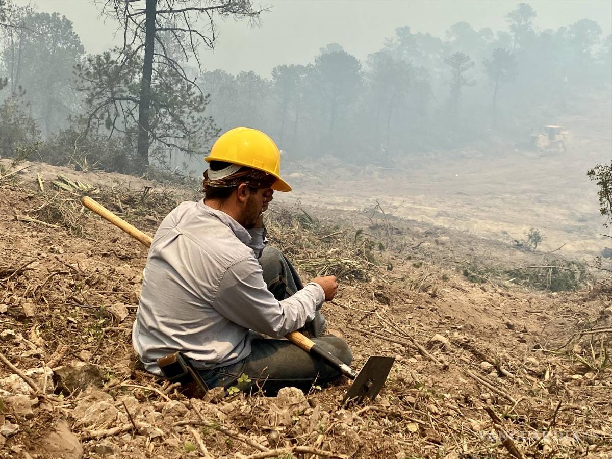 $!Descanso de brigadista y la presencia de humo denso en la zona.