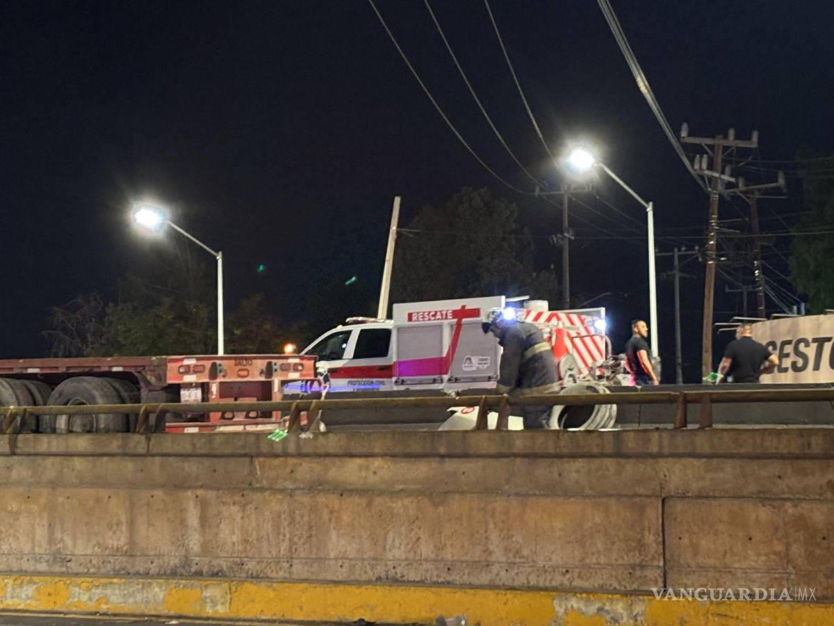 $!Bomberos de Ramos Arizpe esparcieron aserrín para evitar riesgos por derrame de fluidos tras el percance.
