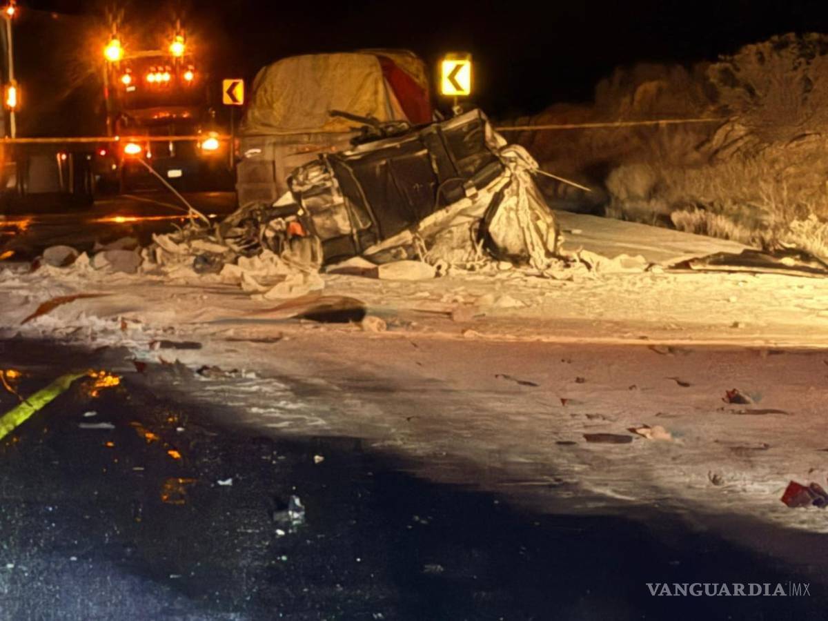 $!El camión de carga quedó con la cabina destrozada tras invadir el carril contrario en la carretera a Monclova.
