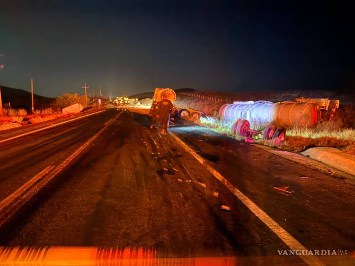 $!Personal de la Fiscalía General del Estado realizó el peritaje en el kilómetro 20 durante la madrugada.