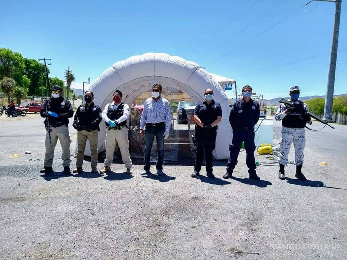 $!Instalan en Parras túneles sanitizantes para prevención de COVID-19