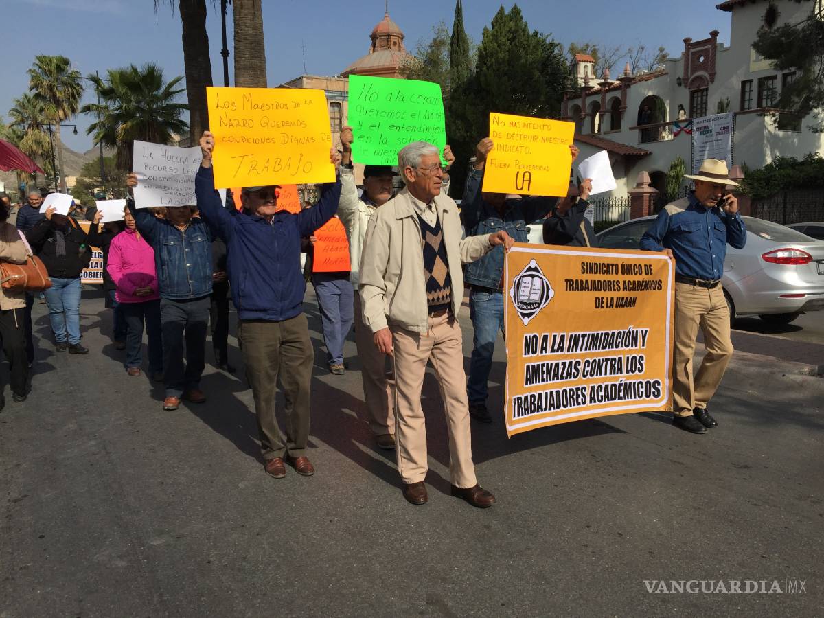 $!Marchan en Saltillo profesores en huelga