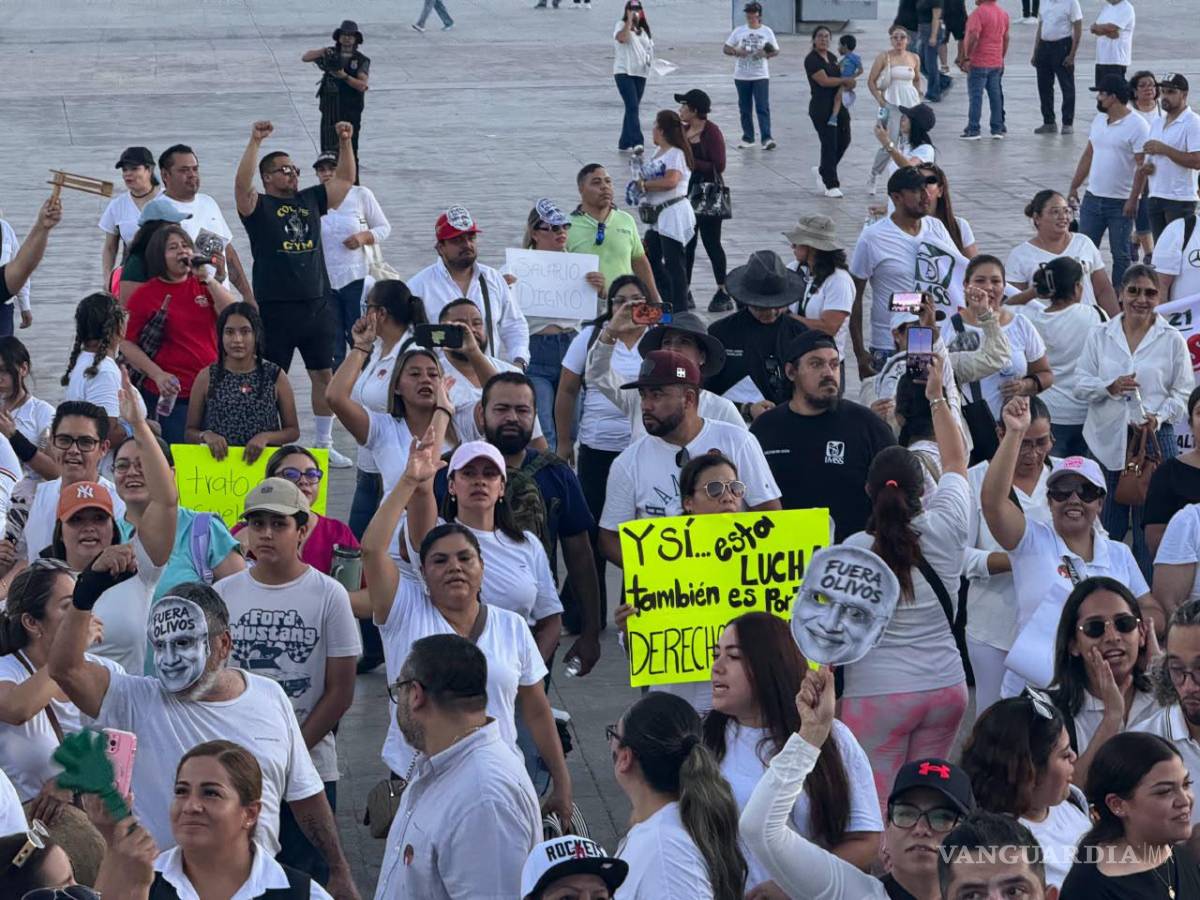 $!La protesta concluyó en la Plaza Mayor, donde los manifestantes corearon consignas contra Rafael Olivos Hernández, dirigente nacional del SNTSS.
