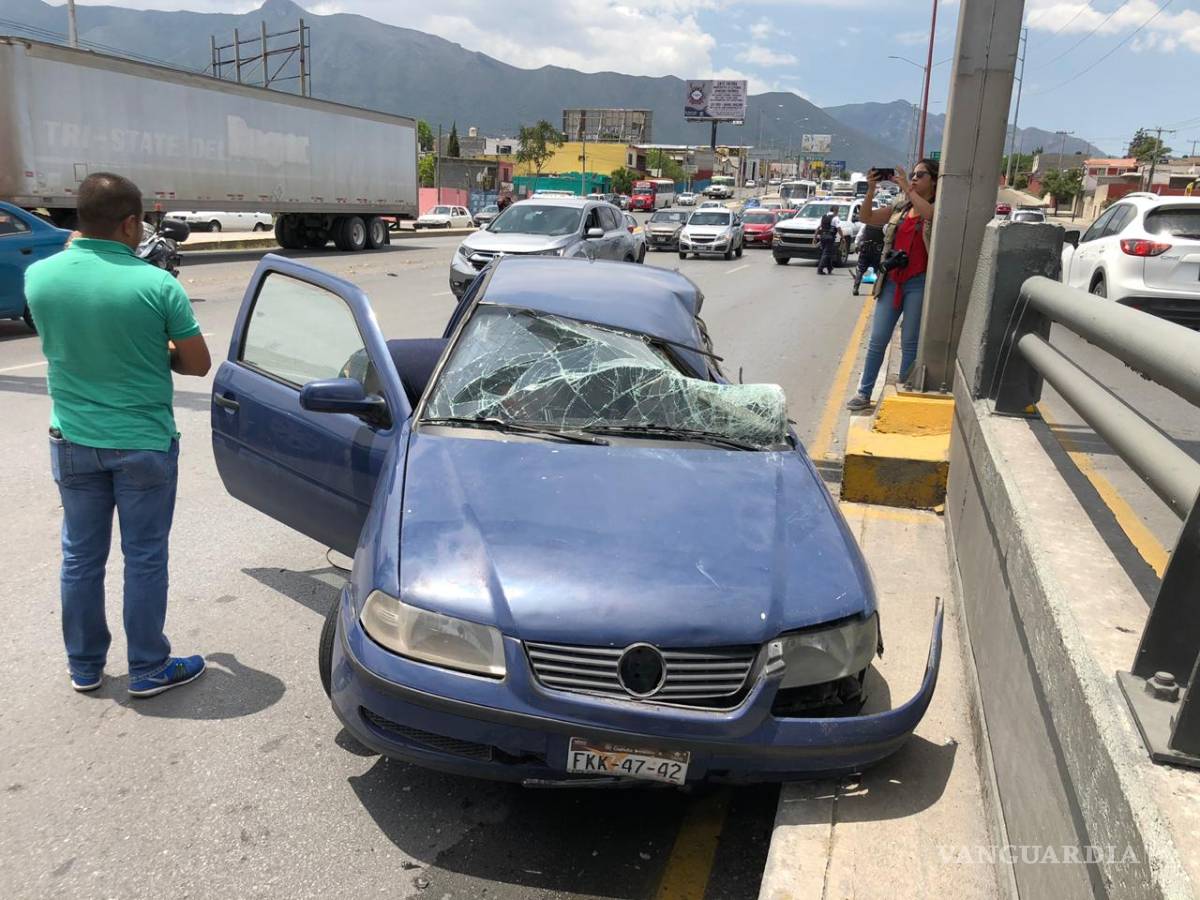 $!Conductora ocasiona aparatoso accidente en periférico LEA de Saltillo
