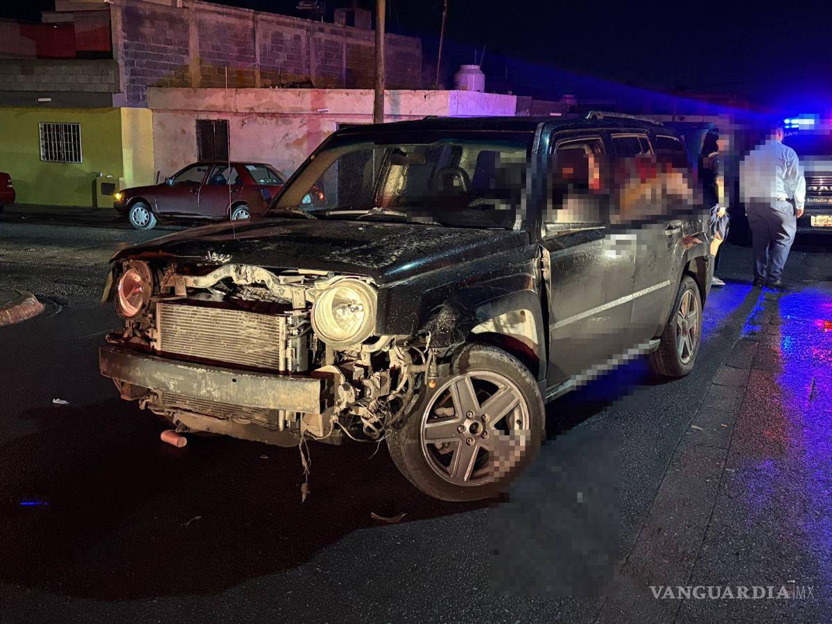 $!La fascia de la camioneta se desprendió debido al choque ocasionado por la imprudencia del motociclista.