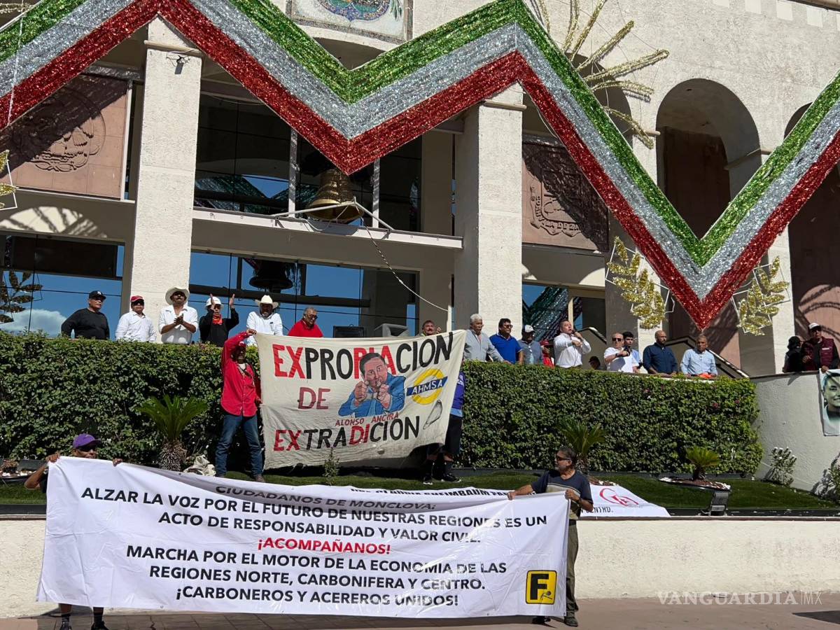 $!Ex obreros de AHMSA marcharon este sábado por calles de Monclova para exigir que se concrete la subasta prevista para el 25 de septiembre.