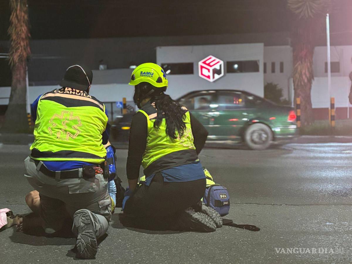 $!Socorristas de la Secretaría de Salud atendiendo a la joven lesionada en el lugar del accidente.