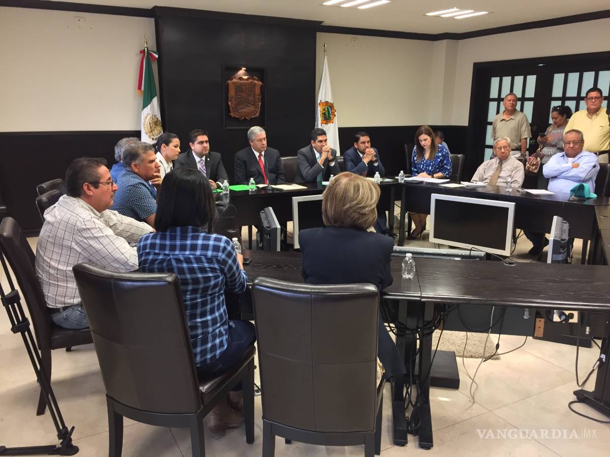 $!Productores de gallos se manifiestan ante el Congreso de Coahuila