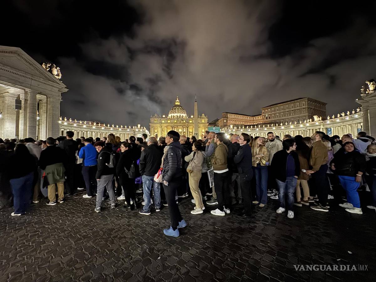 $!La fila formada por miles de personas que acuden a la basílica de San Pedro para dar el último adiós al papa Francisco ha superado la medianoche en Roma.