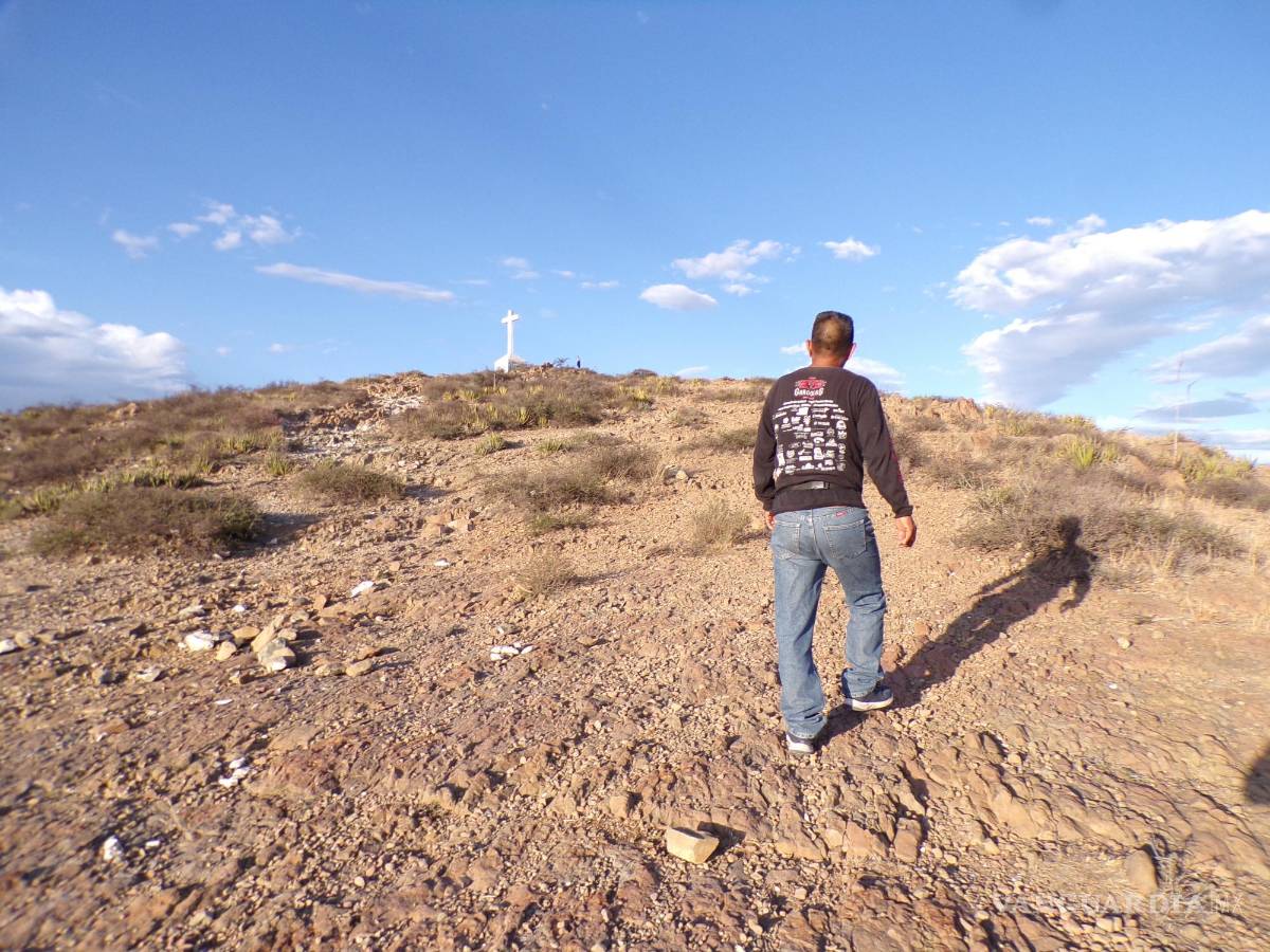 $!Mirando a la distancia del tiempo y el espacio, Benjamín Velázquez García cuenta que se encargaba de pintar la cruz del apostolado.