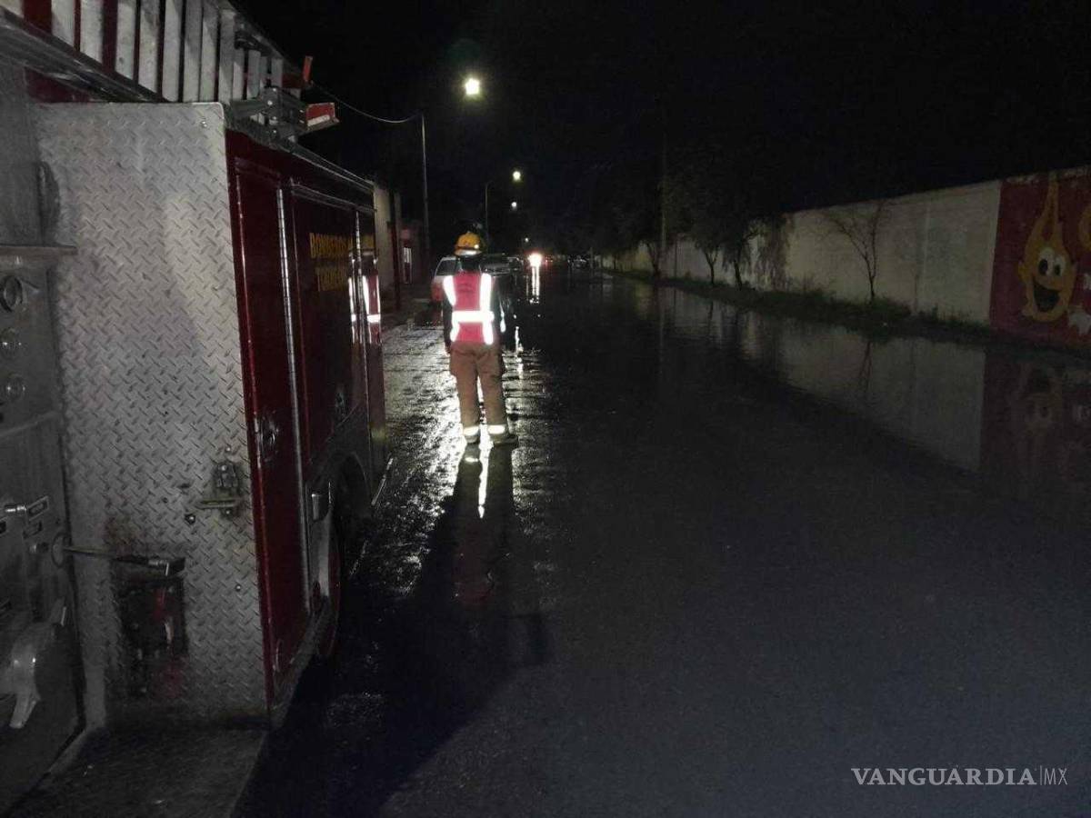 $!Pipas y motobombas están listas para desaguar áreas afectadas por las lluvias en Torreón.