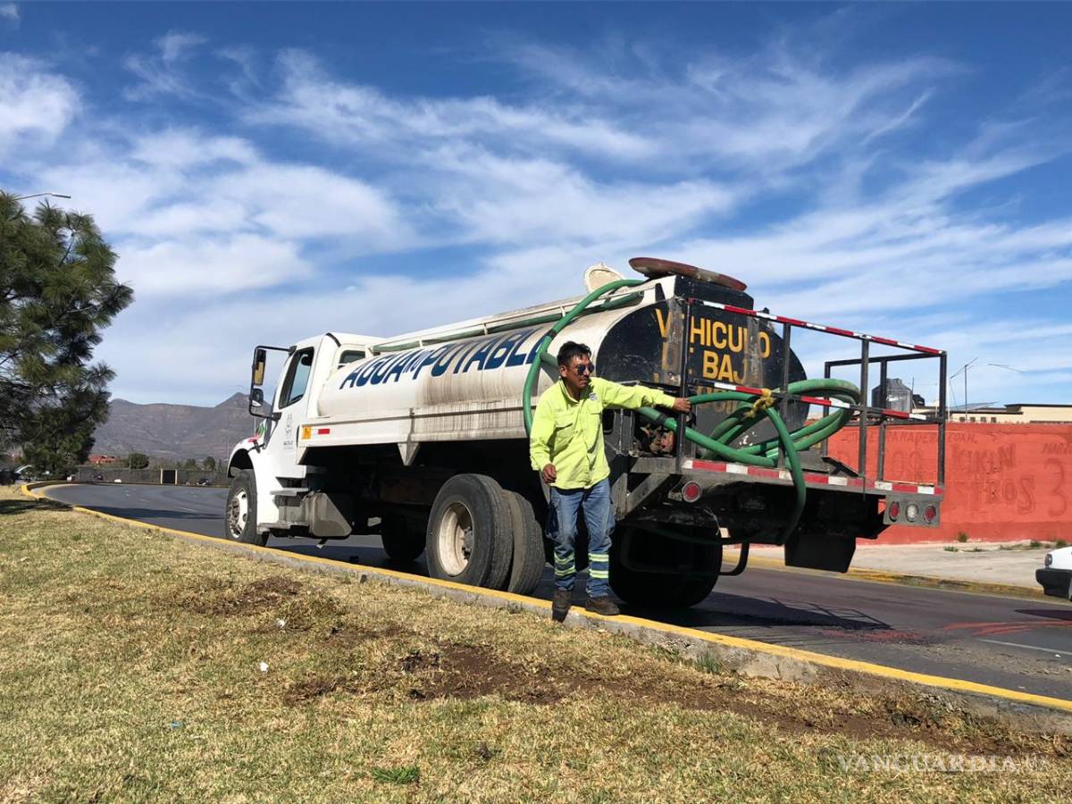 $!Grúa se impacta contra pipa de Municipio en Saltillo