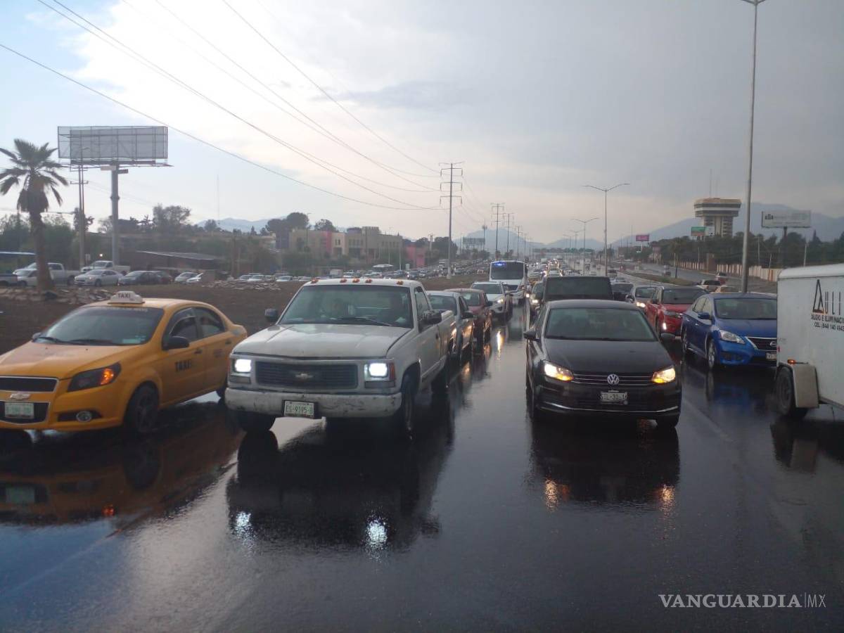 $!El tráfico quedó completamente paralizado durante las maniobras para remover las ballenas y los vehículos.