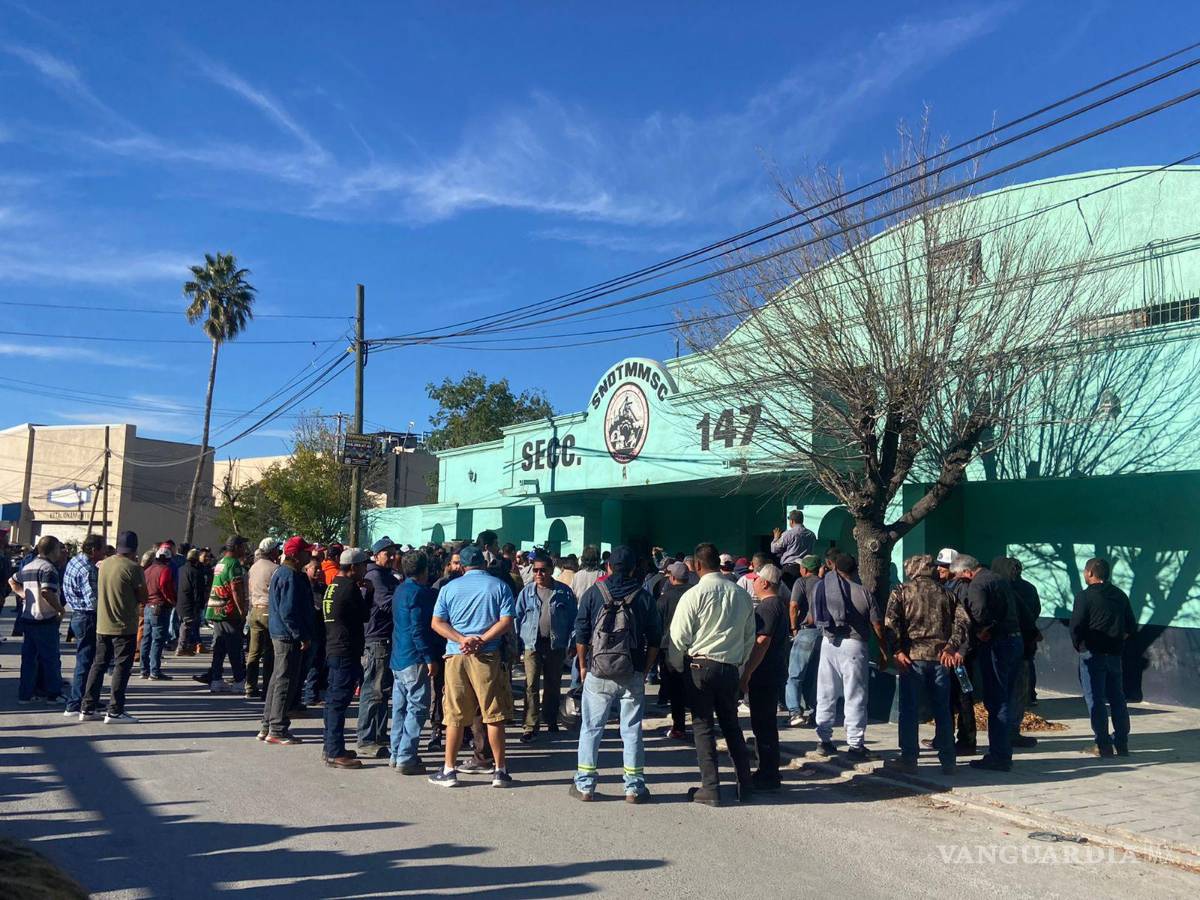 $!Aunque intentaron abrir por la fuerza el inmueble, los obreros fueron convencidos por la policía de no hacerlo.