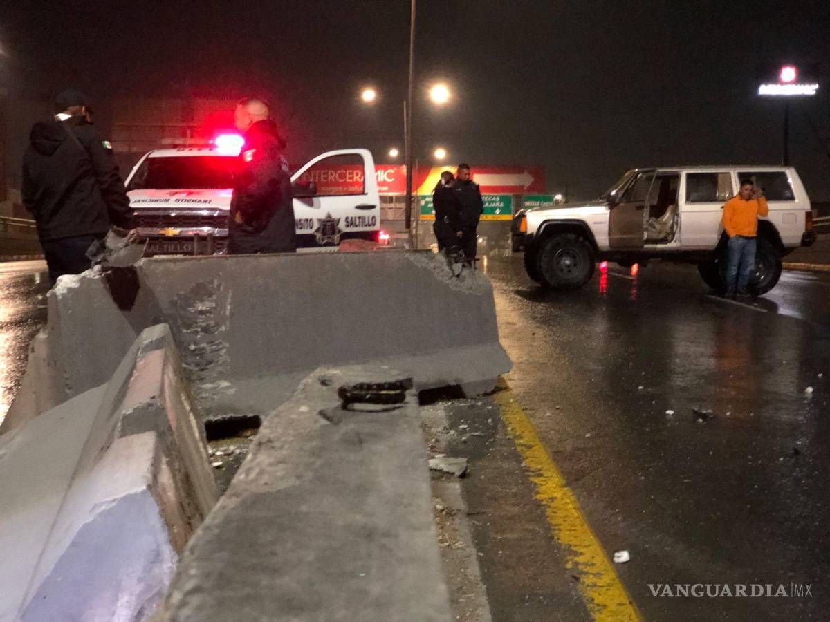 $!Elementos de Tránsito Municipal acudieron al lugar de los hechos tras recibir el reporte mediante el número de emergencias 911.