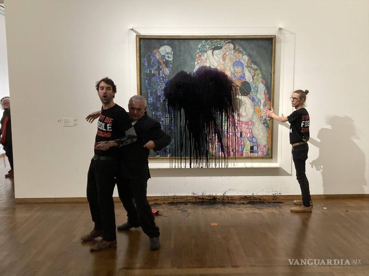$!Activistas arrojaron líquido negro sobre el cuadro “Muerte y vida” de Gustav Klimt en el museo Leopold de Viena para denunciar la inacción contra la crisis climática.
