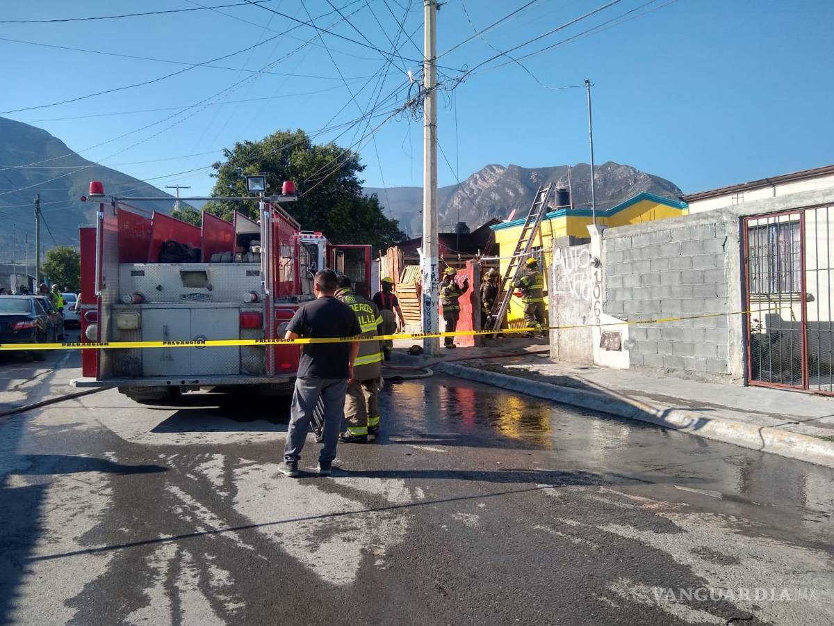 $!Dos camiones de Bomberos y dos camionetas de Protección Civil acudieron al lugar.