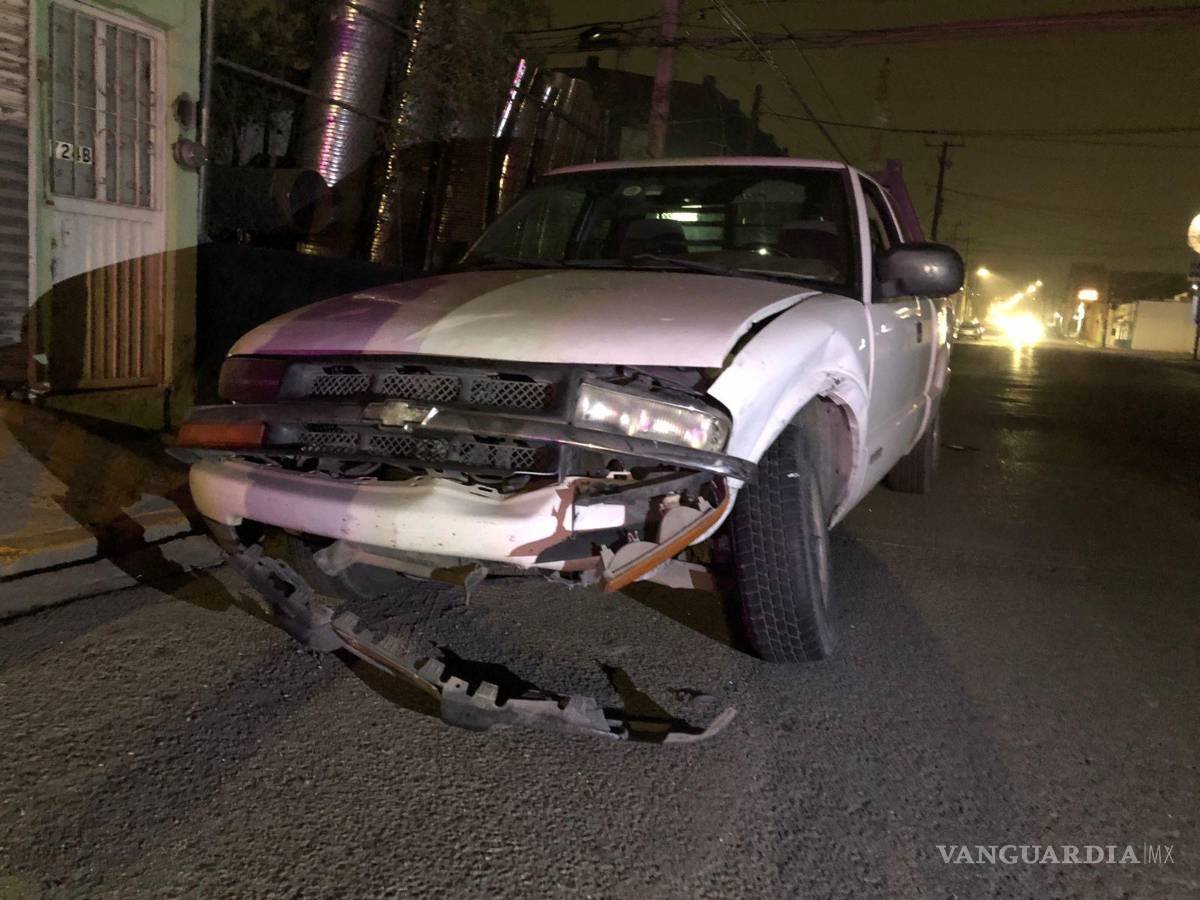 $!La camioneta terminó destrozado del frente.