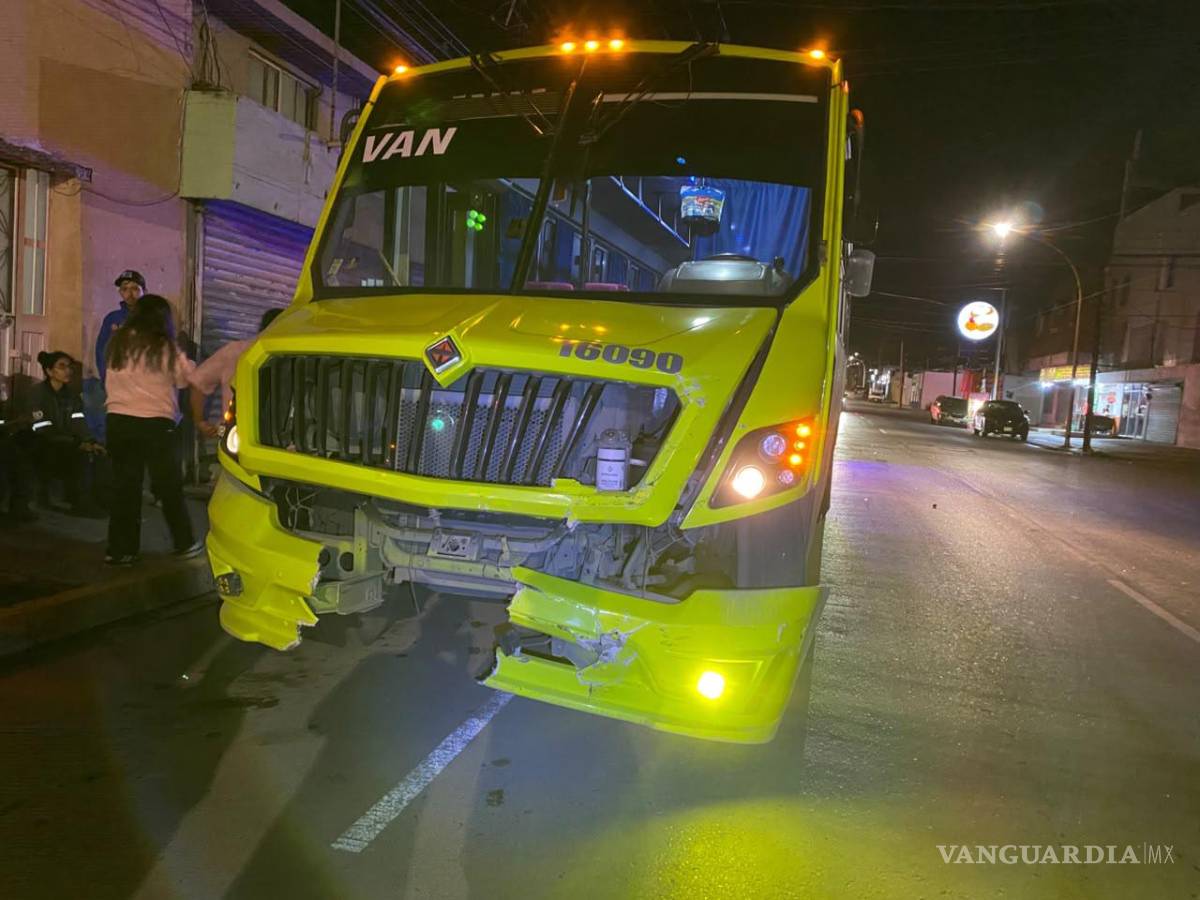 $!Una mujer que viajaba en el transporte de personal resultó lesionada a consecuencia del impacto y fue trasladada a un hospital para recibir atención médica especializada.