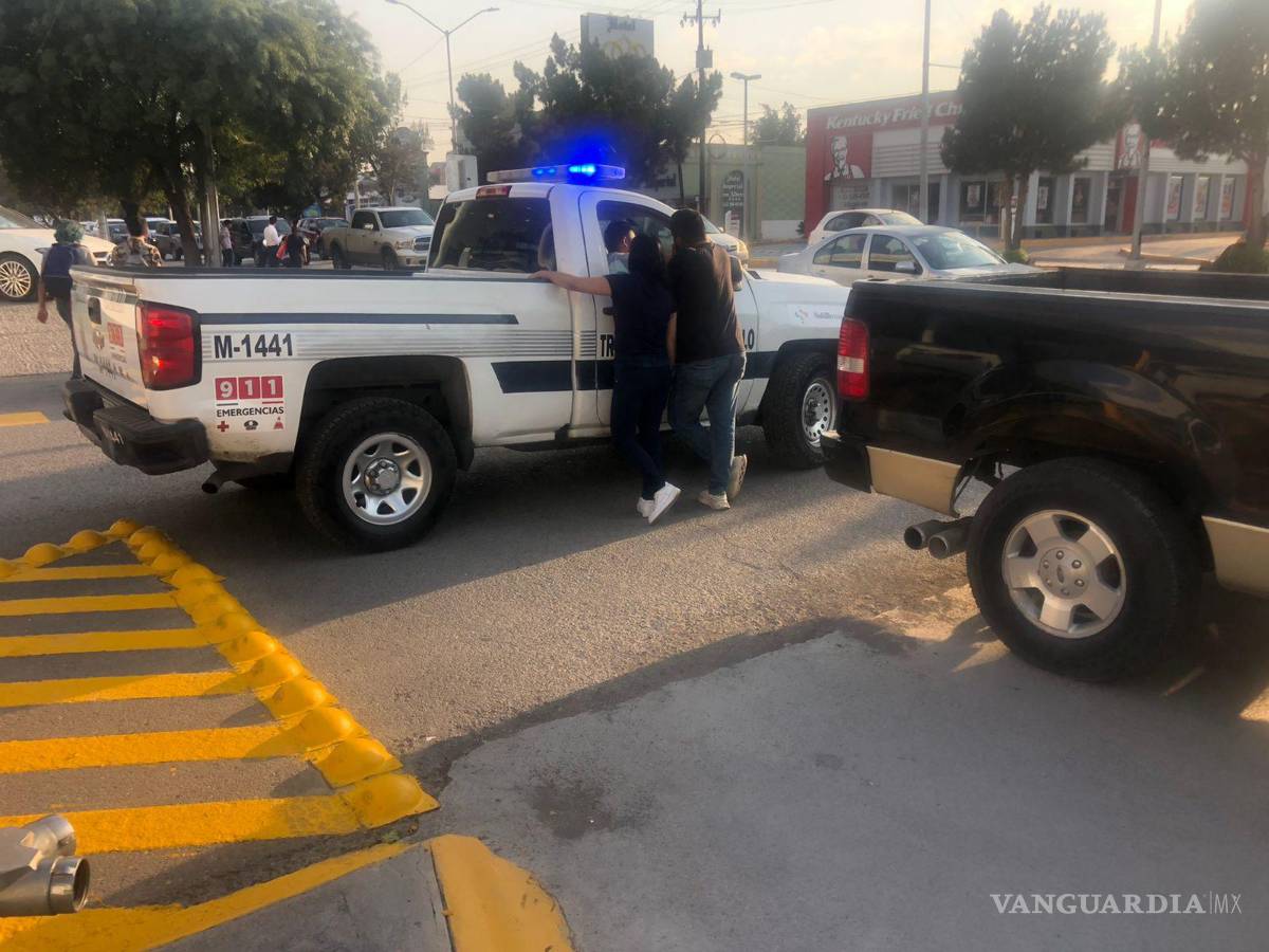 $!Los lesionados fueron auxiliados por paramédicos de una ambulancia del Centro de Salud.