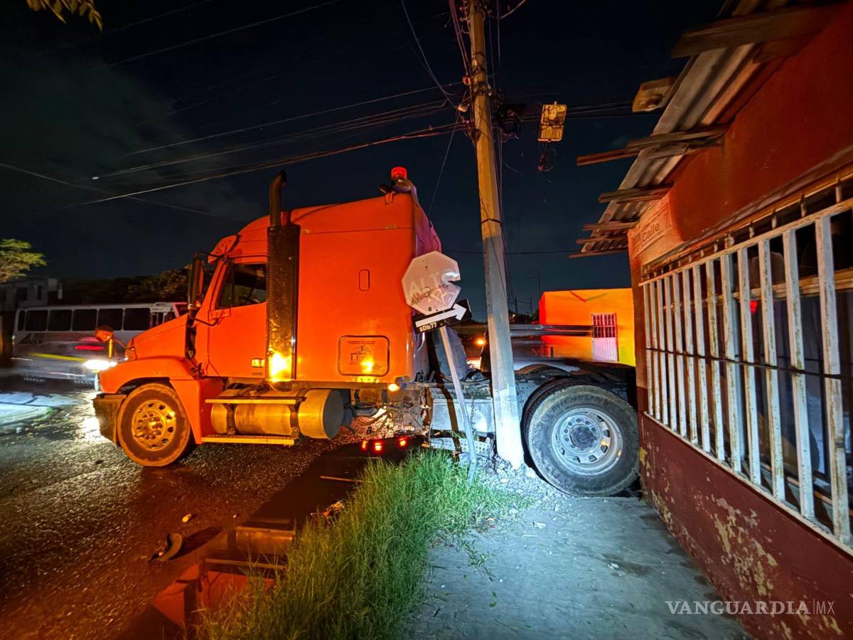 $!El tractocamión derribó un poste de concreto de la CFE tras el fuerte impacto.
