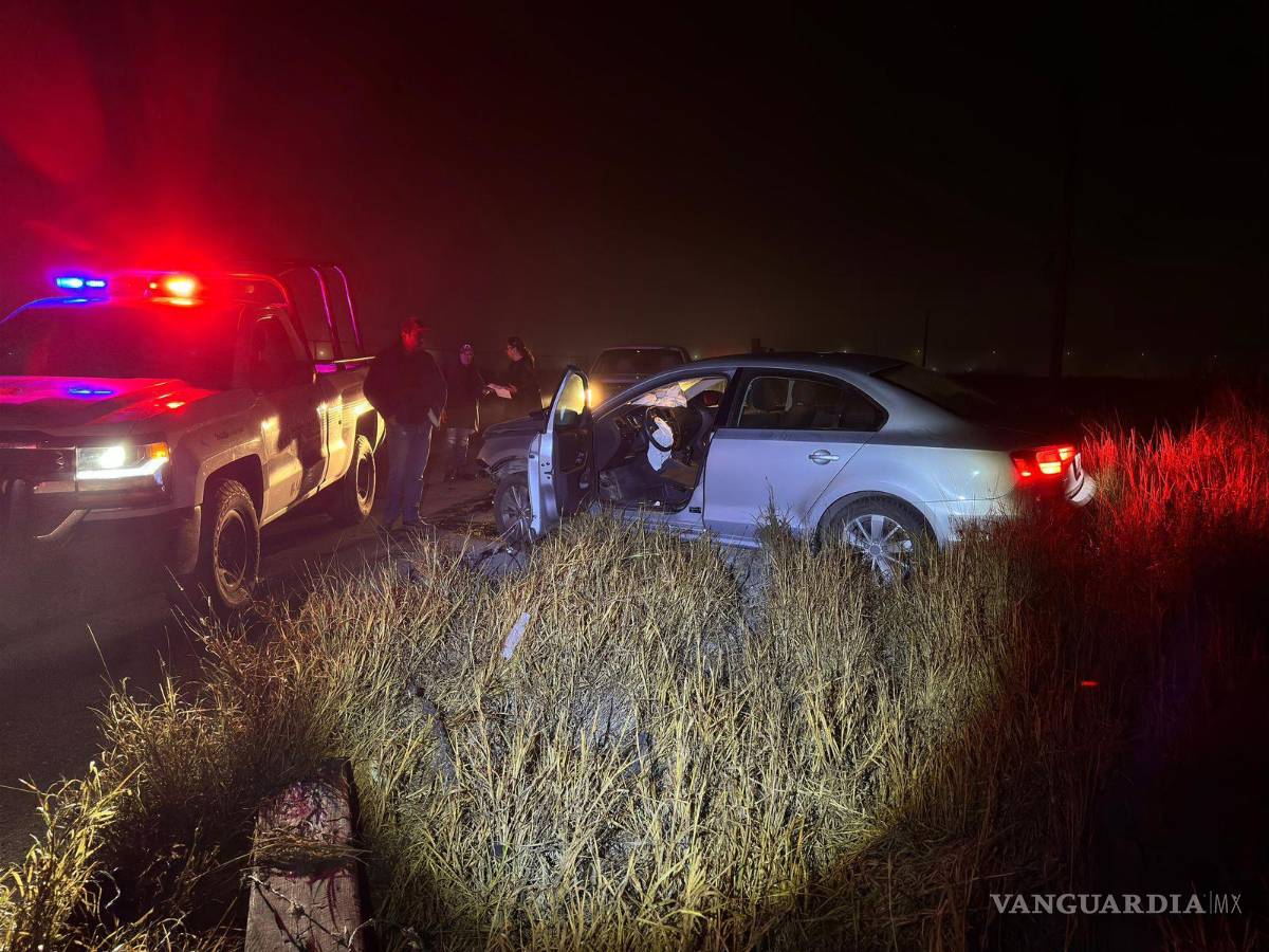 $!Autoridades trabajan para retirar el vehículo accidentado y asegurar la vialidad tras el impacto en Saltillo.