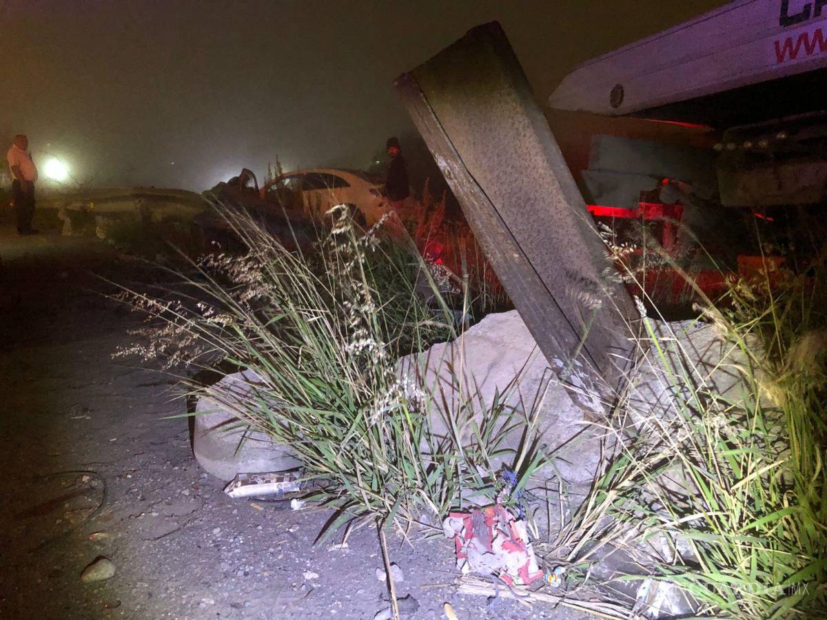 $!Según las autoridades, el responsable circulaba de oriente a poniente por el bulevar Otilio González y perdió el control del volante al tomar una curva antes de llegar a la calle San Nicolás.