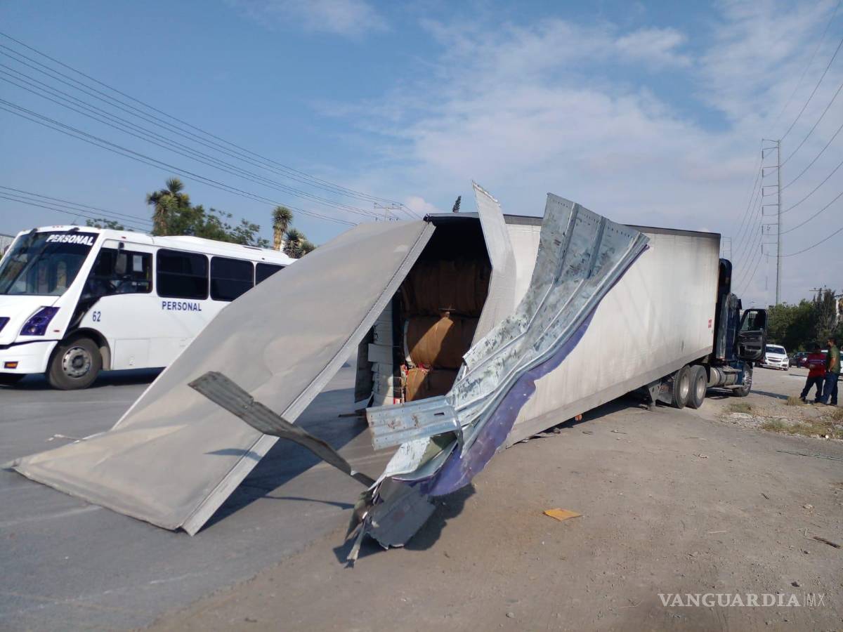$!Al lugar acudió un elemento de la Policía Civil a abanderar el lugar del accidente, en tanto esperaban el apoyo de una grúa para remover la unidad de transporte y los escombros que dejó el accidente.