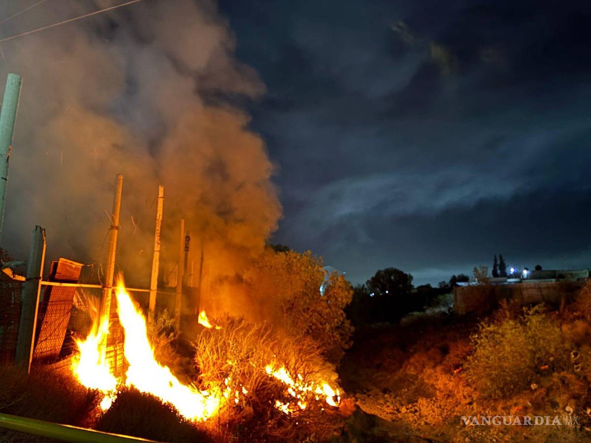 $!La rápida intervención de cuerpos de emergencia evitó que las llamas alcanzaran un negocio cercano en la colonia Herradura.