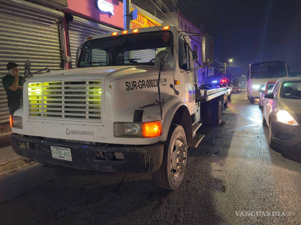 $!El accidente ocurrió en el cruce de las calles Juan Navarro y 33, en la colonia Los Fundadores, movilizando a cuerpos de emergencia durante la noche.