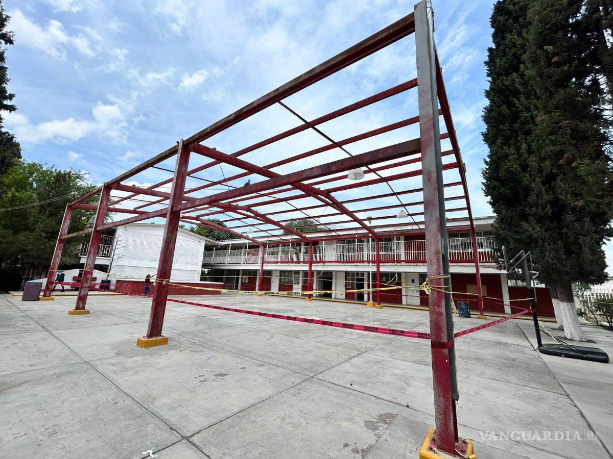 $!Hasta el momento, se han desmantelado techumbres en escuelas de las colonias Valle Poniente y otra más en la zona donde el alcalde realizaba su gira de trabajo.