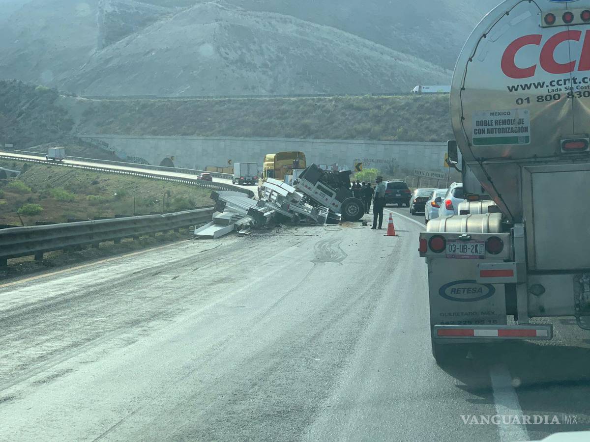 $!El transporte de carga se volcó previo a una pronunciada curva.