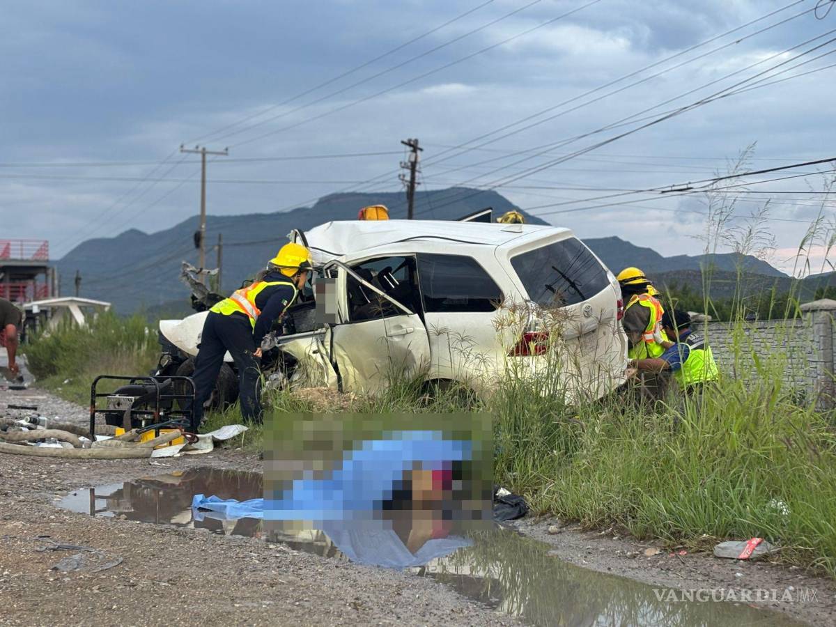 $!Una de las víctimas fue proyectada fuera del vehículo y quedó tendida sobre la carpeta asfáltica.