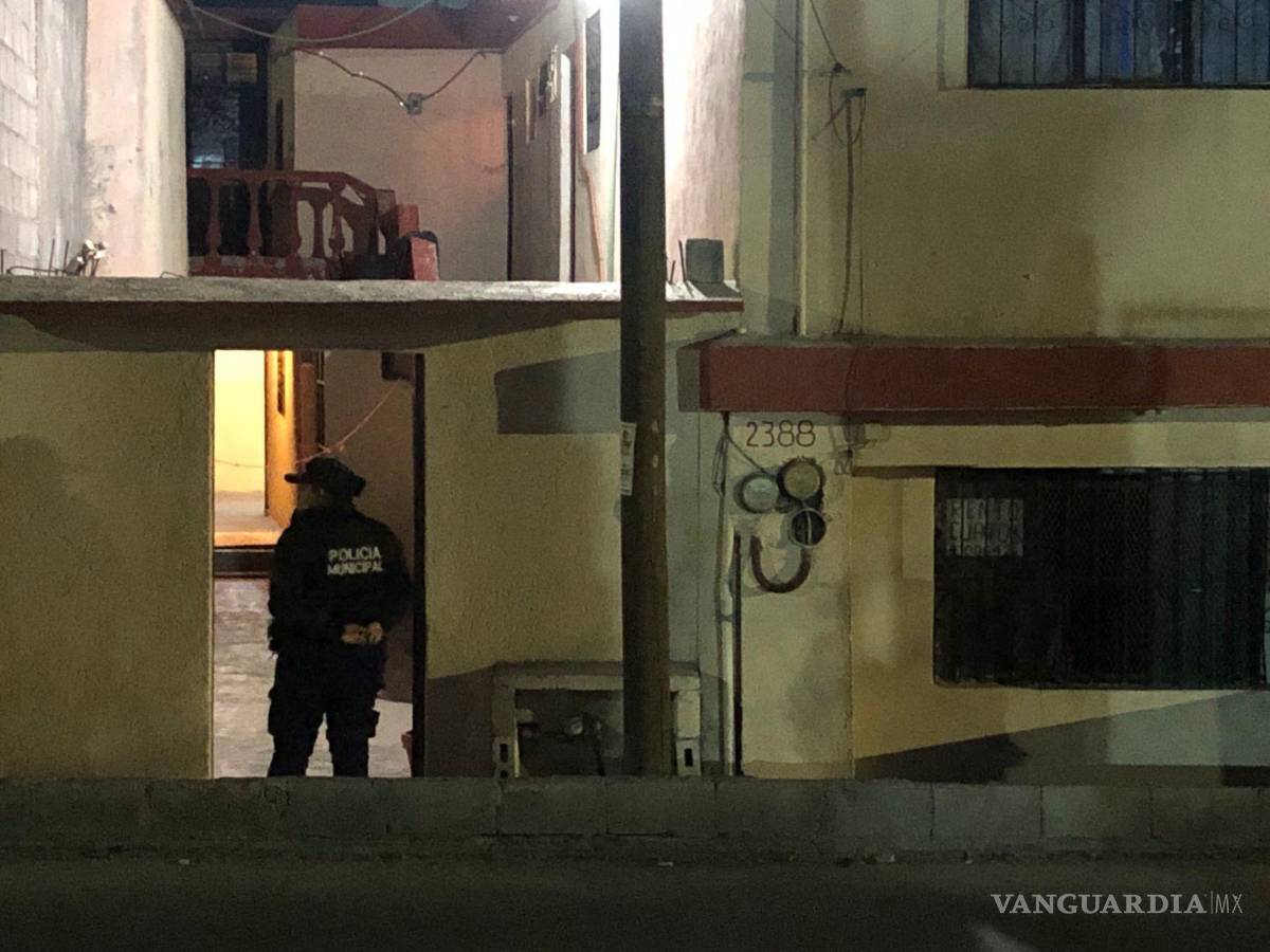 $!Con la ayuda de un amigo, forzaron la entrada, llevándose el susto de sus vidas, pues su hermano yacía sin vida.