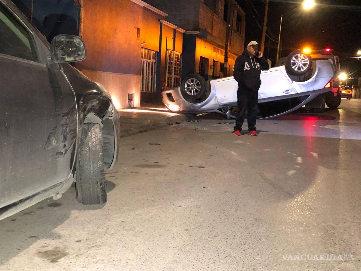 $!El auto se impactó contra un Versa, antes de volcar.