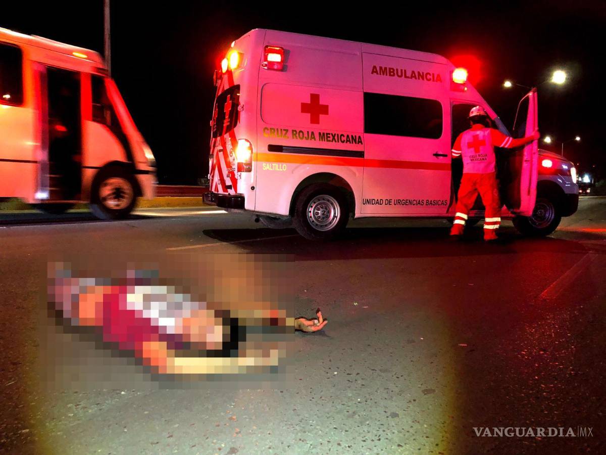 $!Los peritos ordenaron el levantamiento del cuerpo para trasladarlo al Servicio Médico Forense.