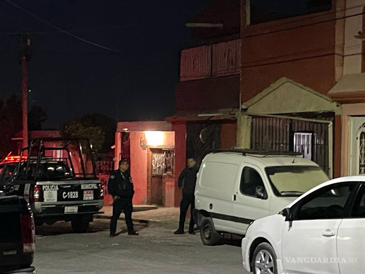 $!Elementos de la Policía Municipal llegaron al lugar para tomar conocimiento del caso y entrevistar a los vecinos que hallaron al joven.