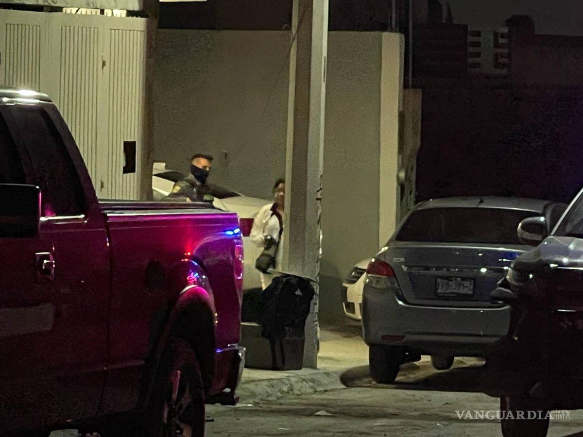 $!Elementos de la Fiscalía realizaron las diligencias en el domicilio donde fue hallado el joven.