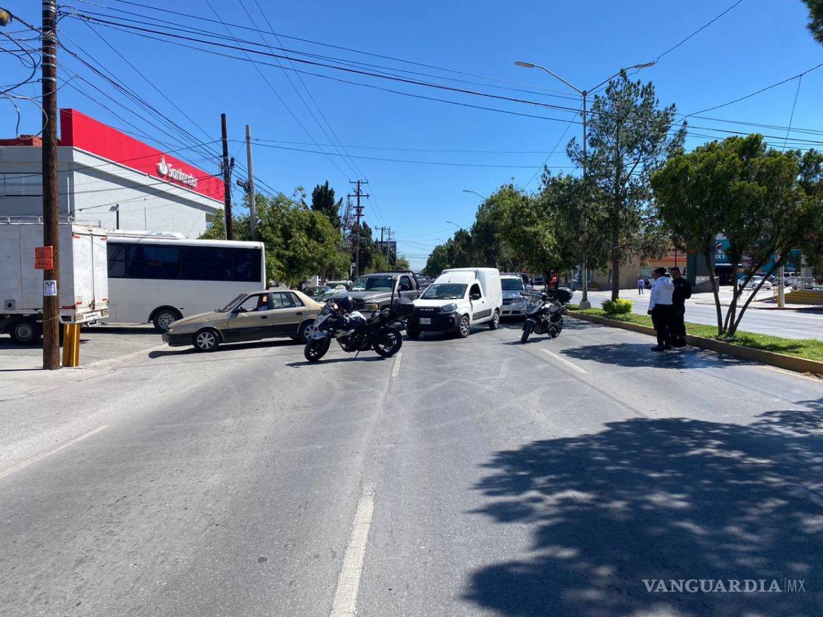 $!Automovilistas afectados por el bloqueo del bulevar V. Carranza, tuvieron que esperar una resolución para continuar su camino.