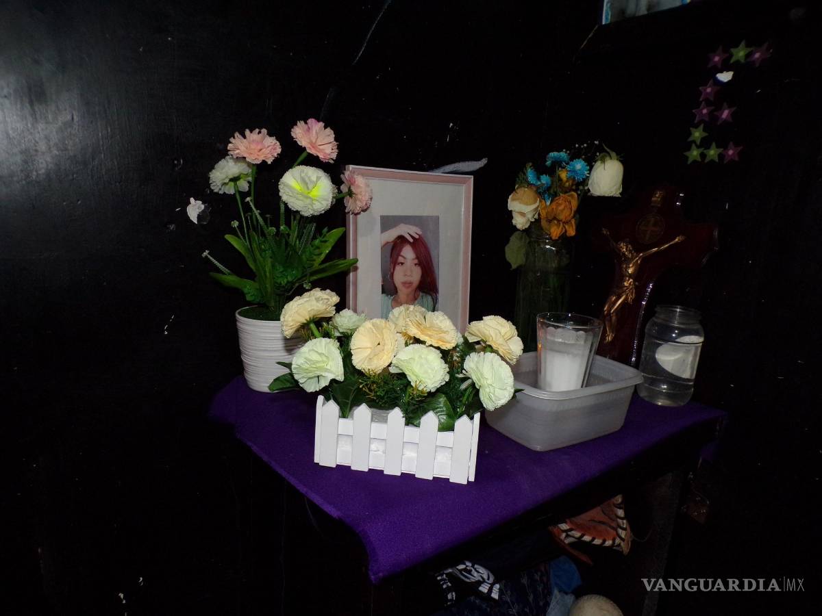 $!Por momentos Rocío, madre de Evelyn, víctima de feminicidio, espera por su hija. Siente que regresará. La madre muestra el cuarto de Evelyn donde resalta su nombre pintado.