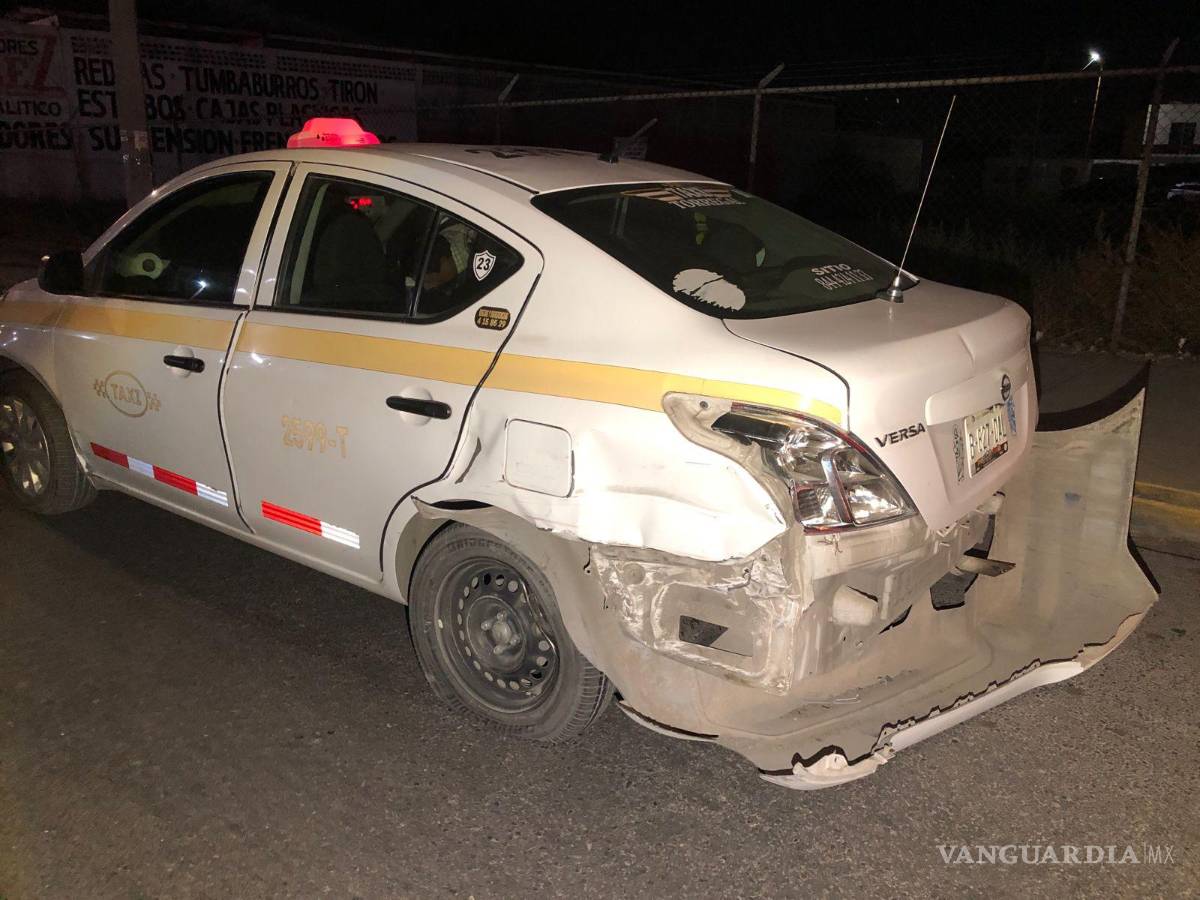 $!El taxi terminó con la defensa trasera destrozada.