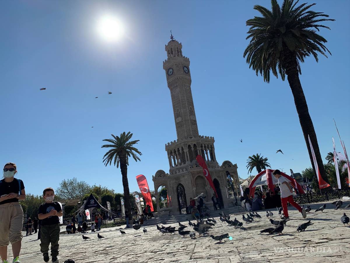 $!En Konak Meydani, la Plaza de la Villa en el corazón de Esmirna capital, se levanta la Torre del Reloj, el símbolo de la ciudad. La Plaza es la entrada al mercado de Kemeralti. EFE/Antonio Sánchez Solís