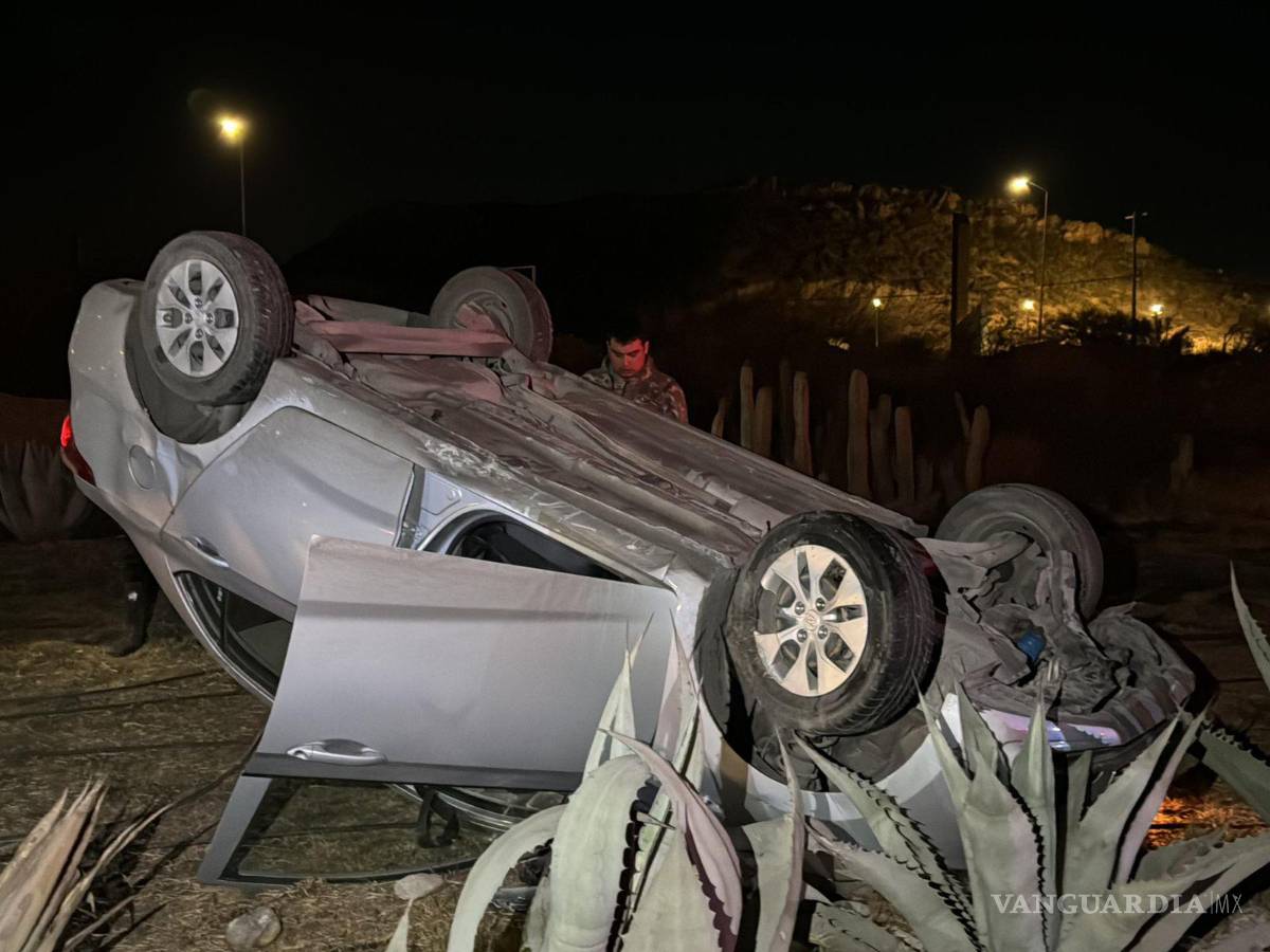 $!El vehículo fue remolcado mediante una grúa.