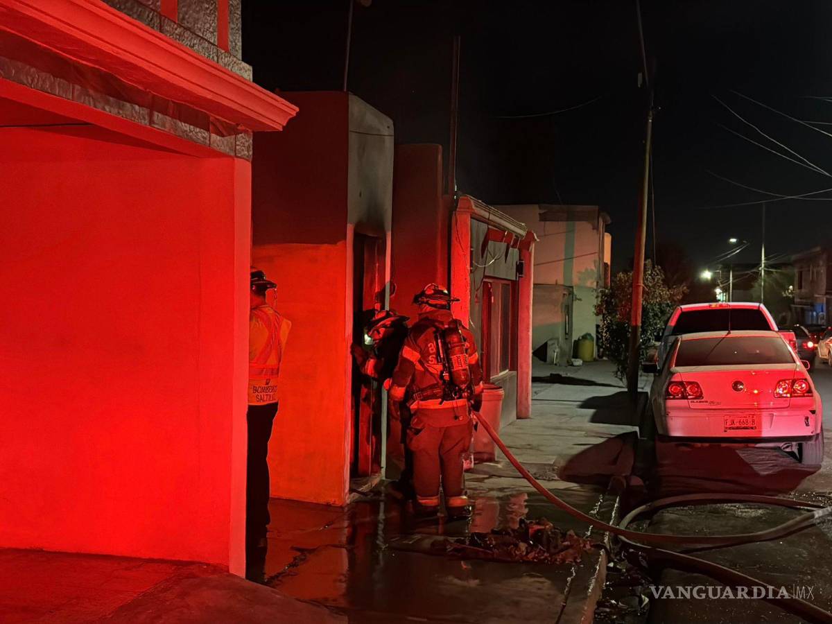 $!La casa sufrió daños irreparables debido al fuego provocado por un corto circuito.