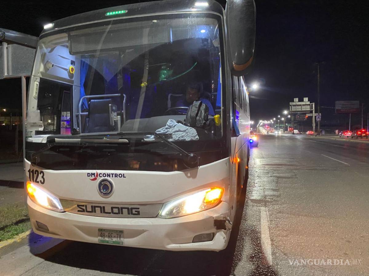 $!La unidad de transporte de personal afectada quedó detenida sobre el carril central tras ser invadida por el vehículo que perdió el control luego del impacto inicial contra el semáforo.
