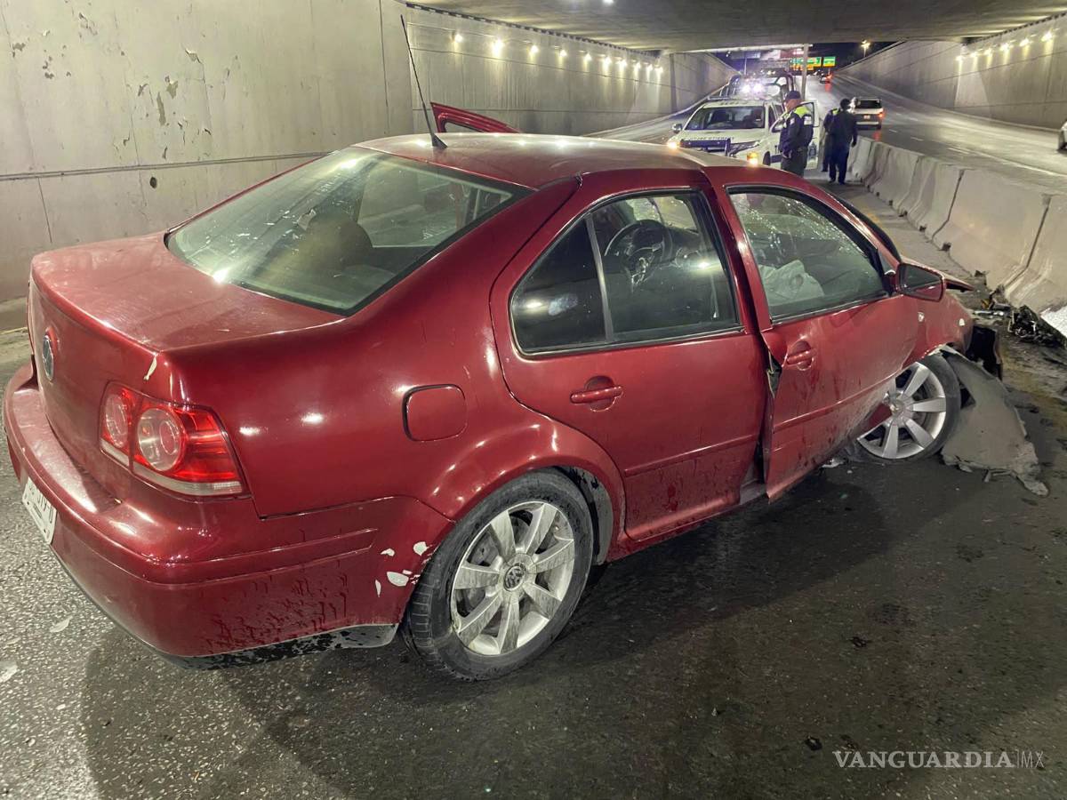 $!El Volkswagen Jetta quedó de nuevo sobre sus llantas después de haber volcado a la salida del desnivel.