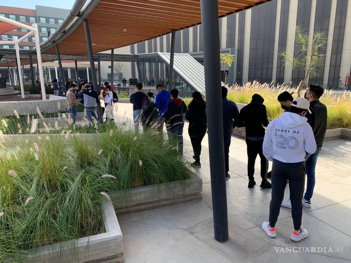 $!Jóvenes hacen fila en Cinépolis Villalta para adquirir los boletos preventa para el estreno de Spider-Man: No Way Home
