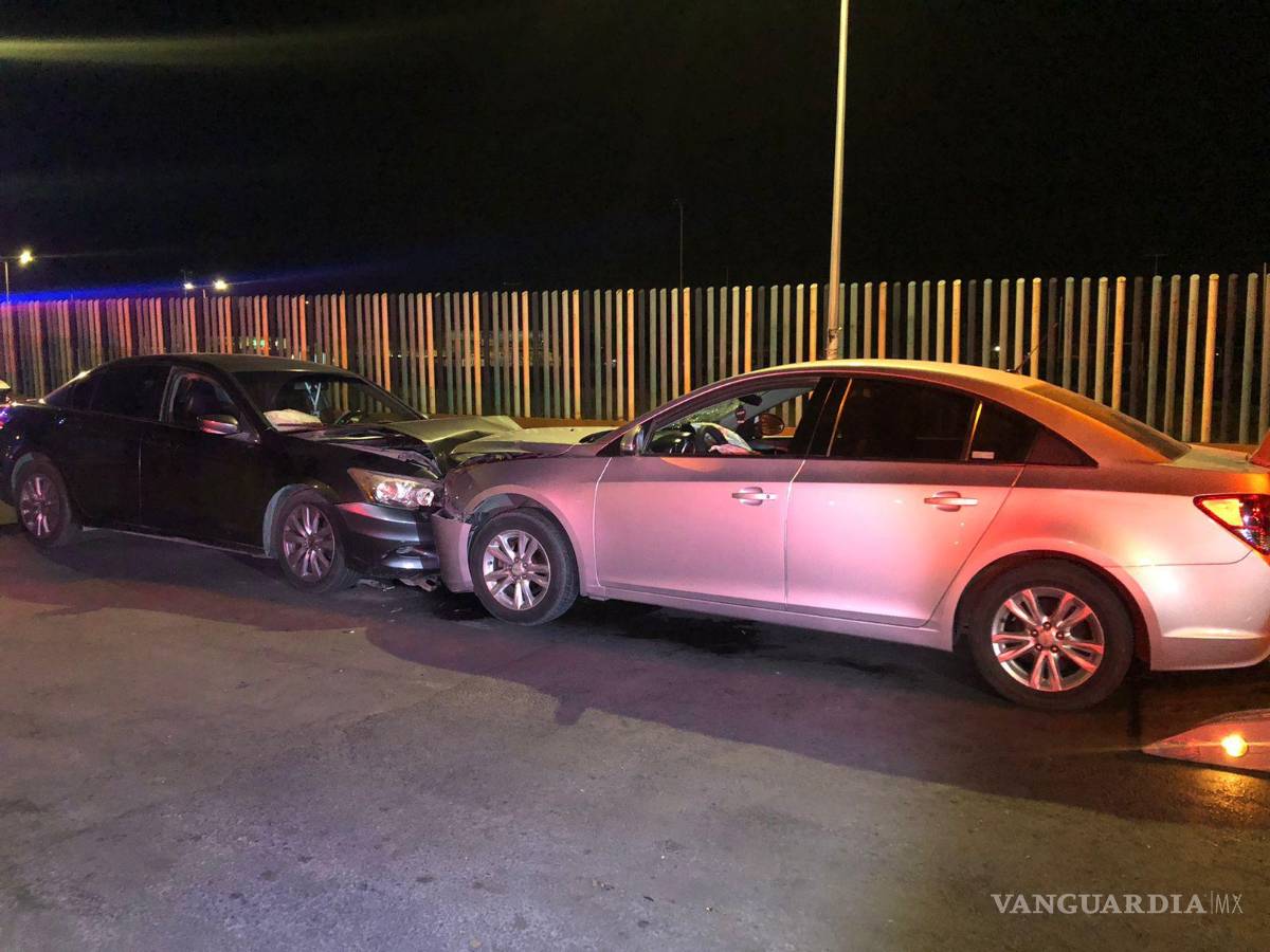 $!Elementos de tránsito municipal se dirigieron al lugar y, tras llegar, se entrevistaron con los involucrados.